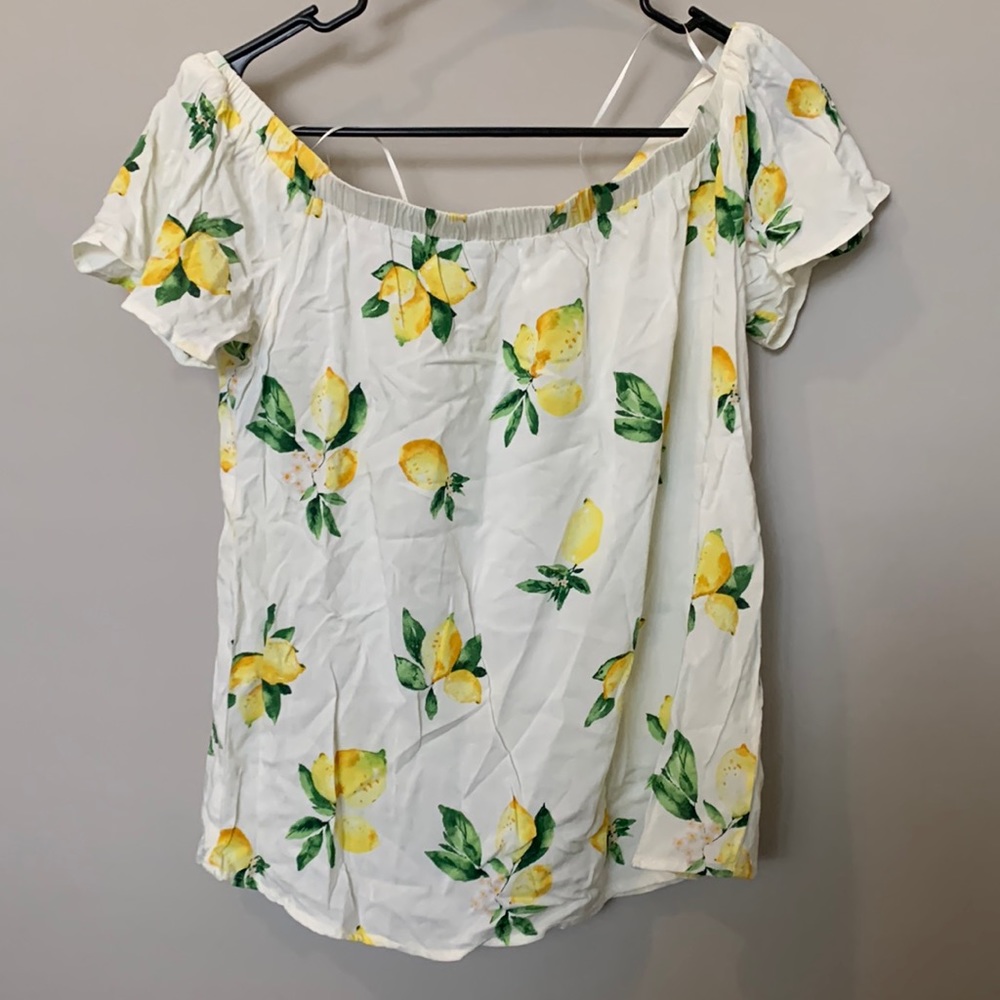 Skies and Blue medium lemon blossom toop
